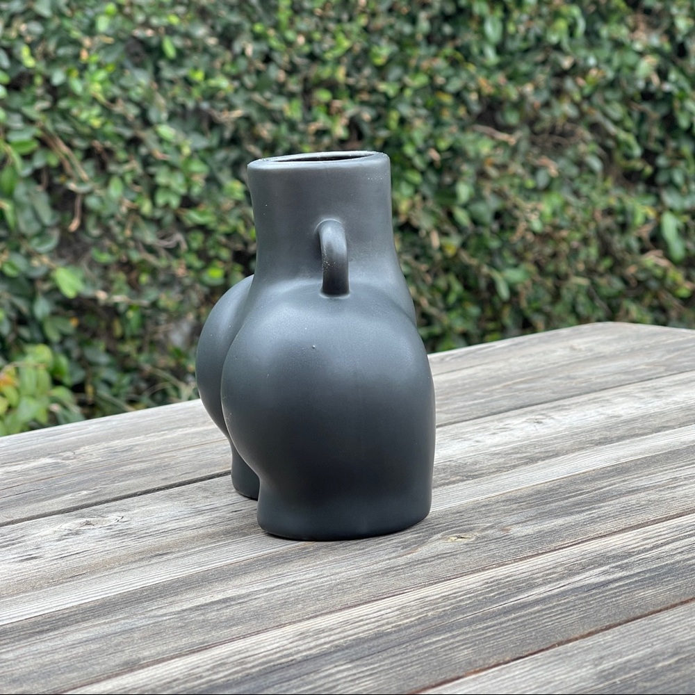 Body / butt ceramic vase in matte black or white - Picture 9 of 10